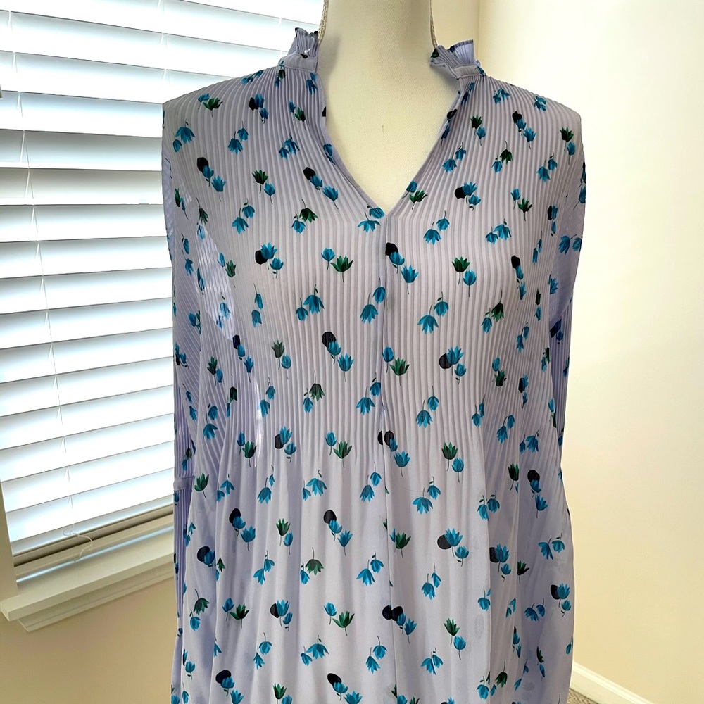 Ann Taylor- Beautiful blue tones blouse (medium)